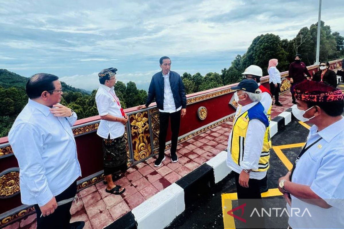 Jokowi resmikan Jalan Pintas Batas Singaraja-Mengwitani