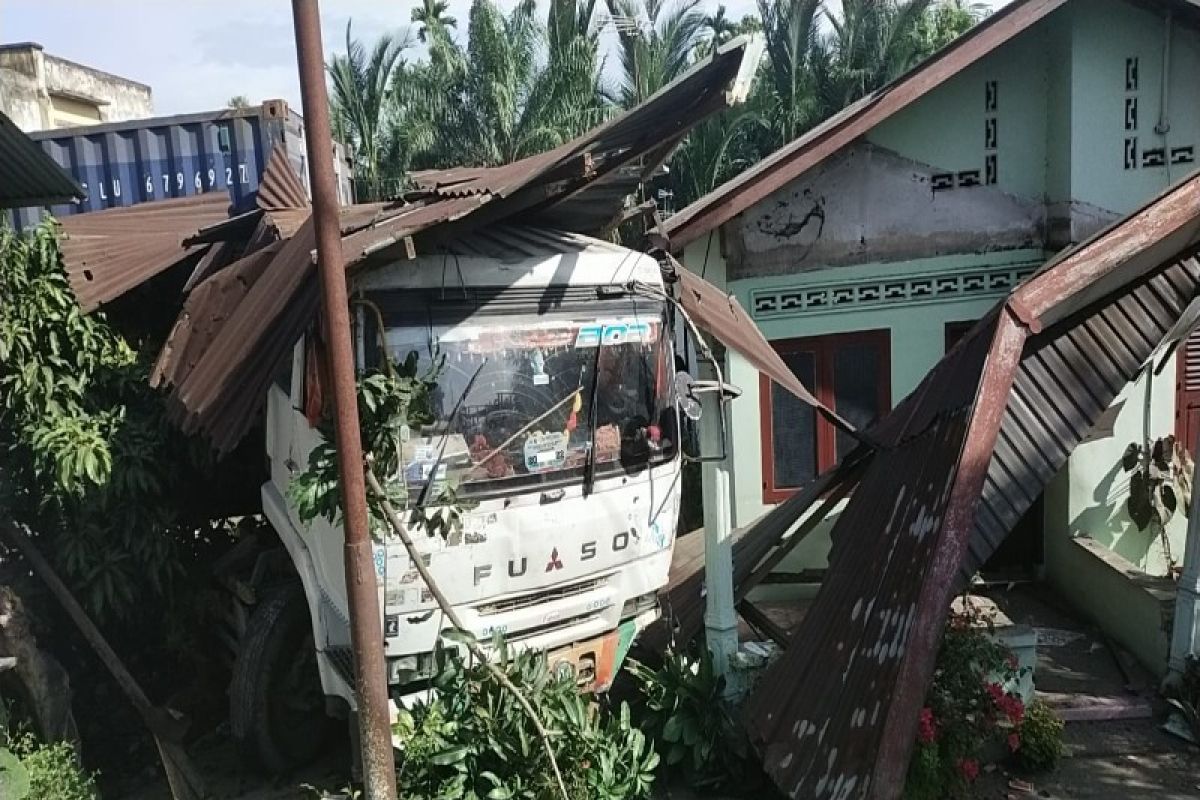 Truk tabrak  dua rumah dan dua kios di Tebing Tinggi