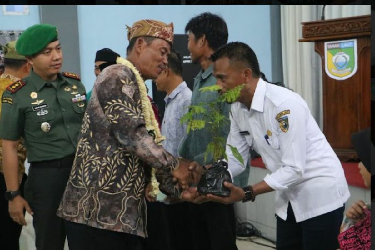 KPH Tanah Laut beri warga Desa Panggung 200 bibit