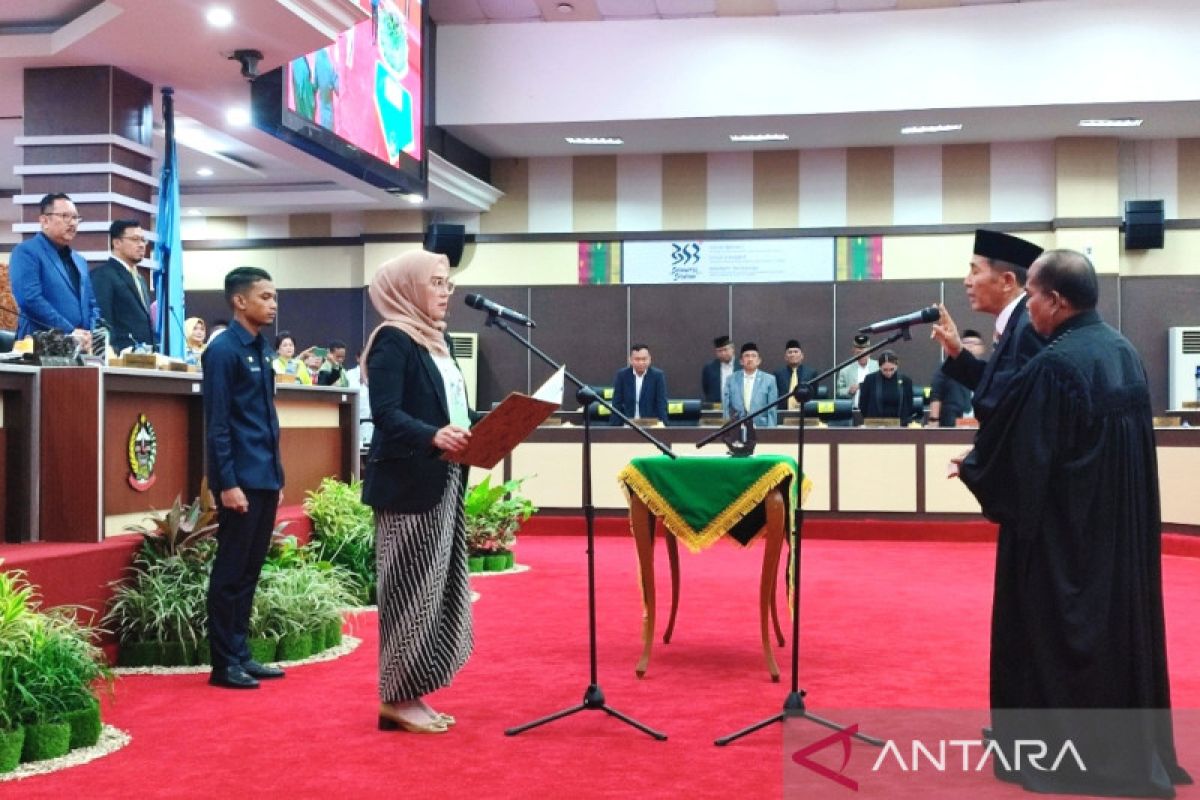 Ketua DPRD Sulsel melantik PAW Marthen Rantetondok