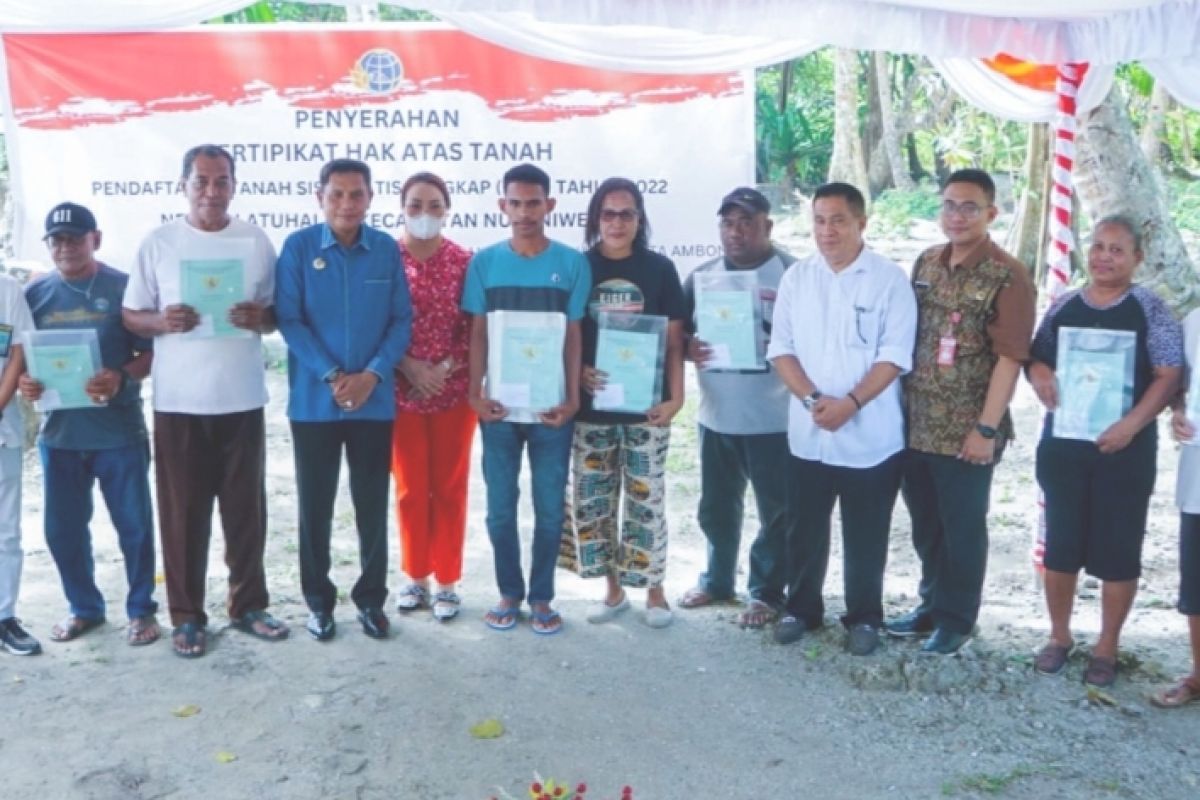 122 warga Ambon terima sertifikat tanah PTSL