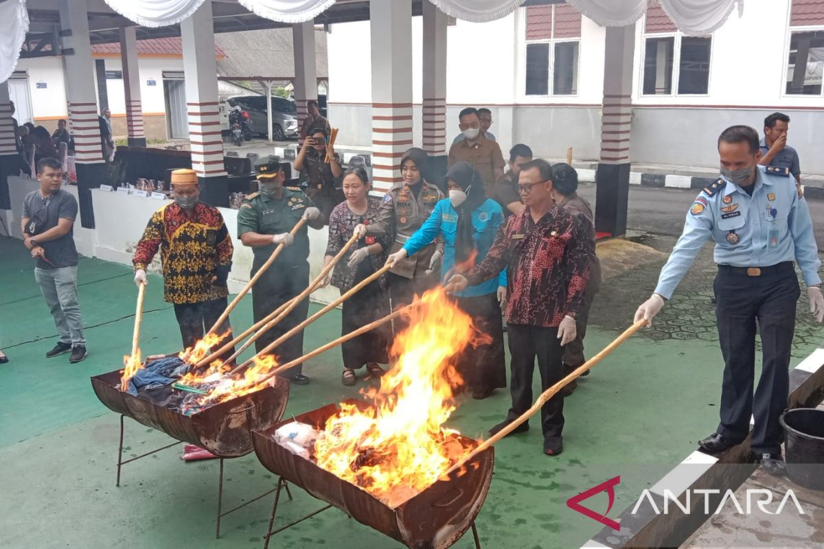 Kejari Bangka musnahkan barang bukti 3,4 kilogram sabu