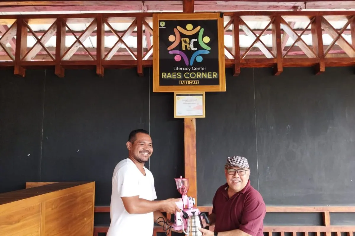 Dekranasda NTT bantu mesin pembuat kopi UMKM Labuan Bajo