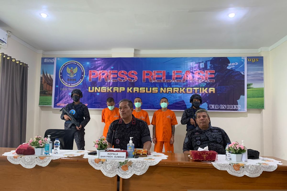 BNNP Sumbar tangkap tiga remaja bawa ganja kering seberat 24 kilogram