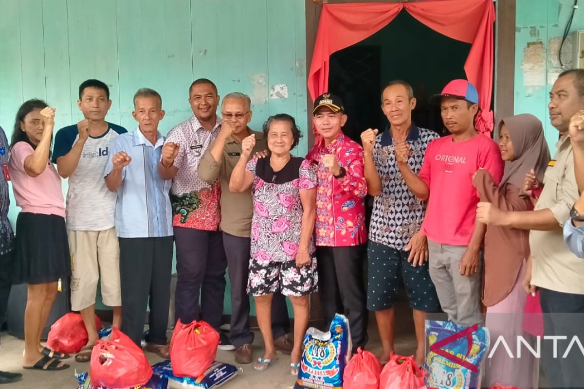 Bupati Bangka salurkan ratusan paket sembako warga terdampak banjir