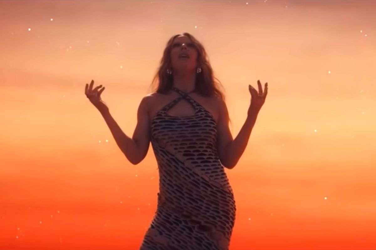 Ellie Goulding luncurkan single dan video musik 'Like A Saviour'