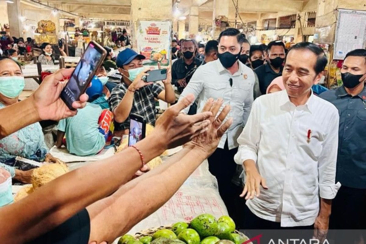 Warga antusias sambut kedatangan Presiden Jokowi dan Iriana di Pasar Anyar Bali