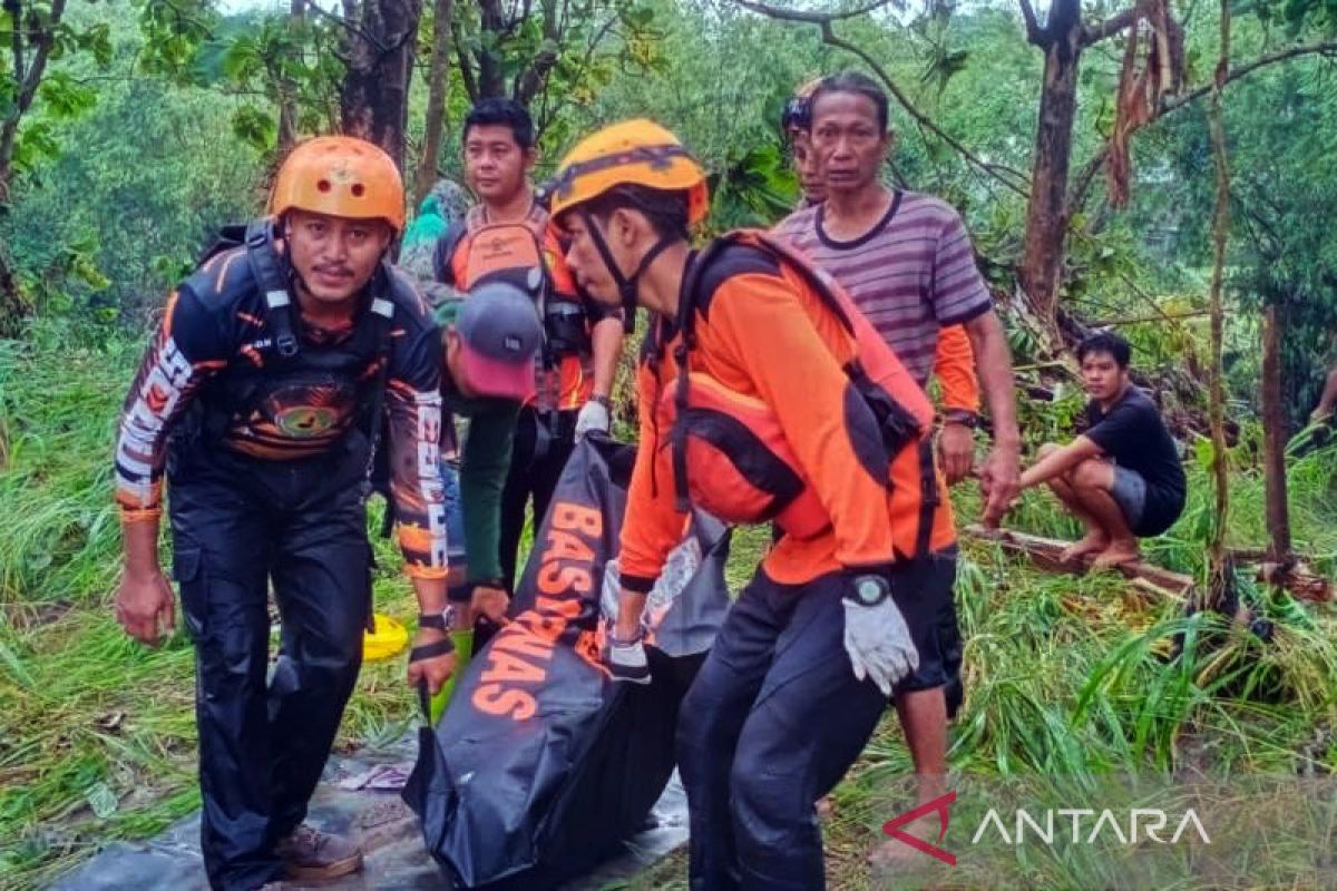 Terseret banjir, pasangan suami istri di Parepare ditemukan tewas