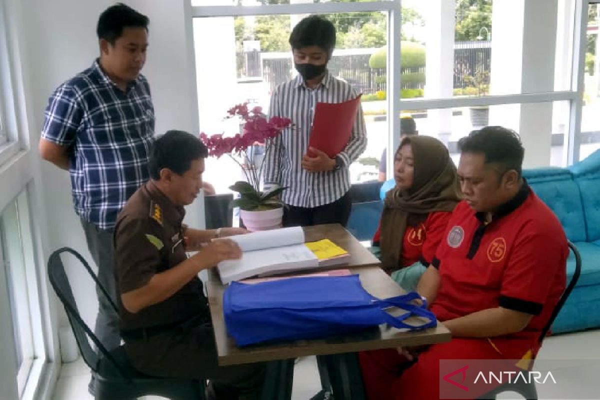 Polda NTB menyerahkan dua tersangka perekrutan PMI nonprosedural ke jaksa