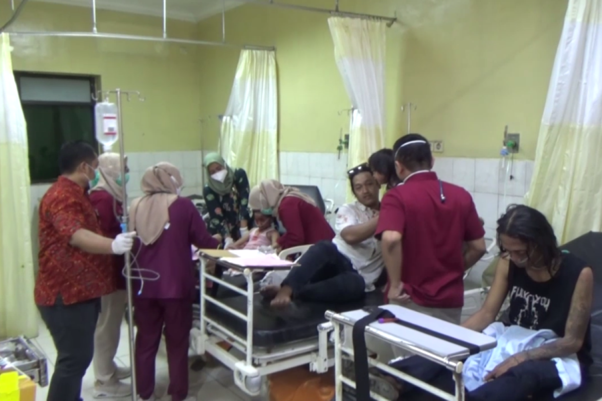Mobil pengiring pengantin terguling di Jombang, 17 penumpang terluka