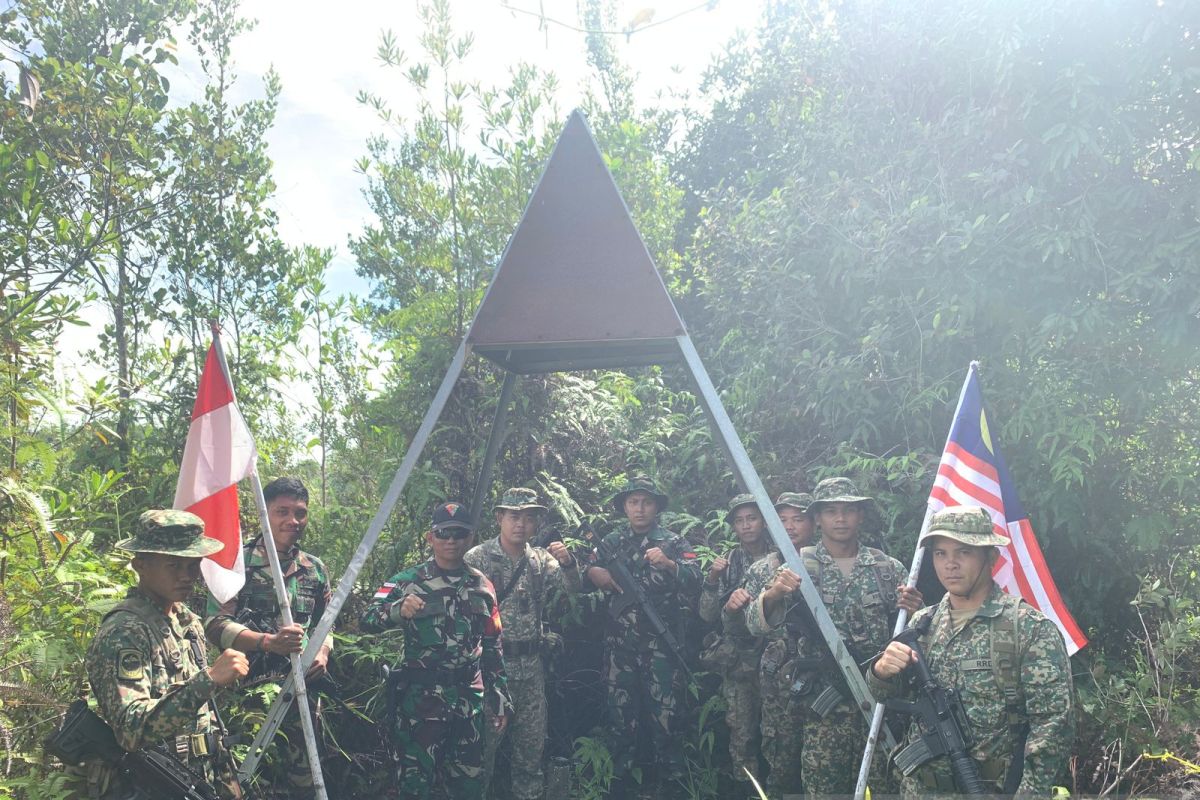 TNI dan TDM patroli bersama patok batas Negara Indonesia-Malaysia di Badau dan Lubuk Antu