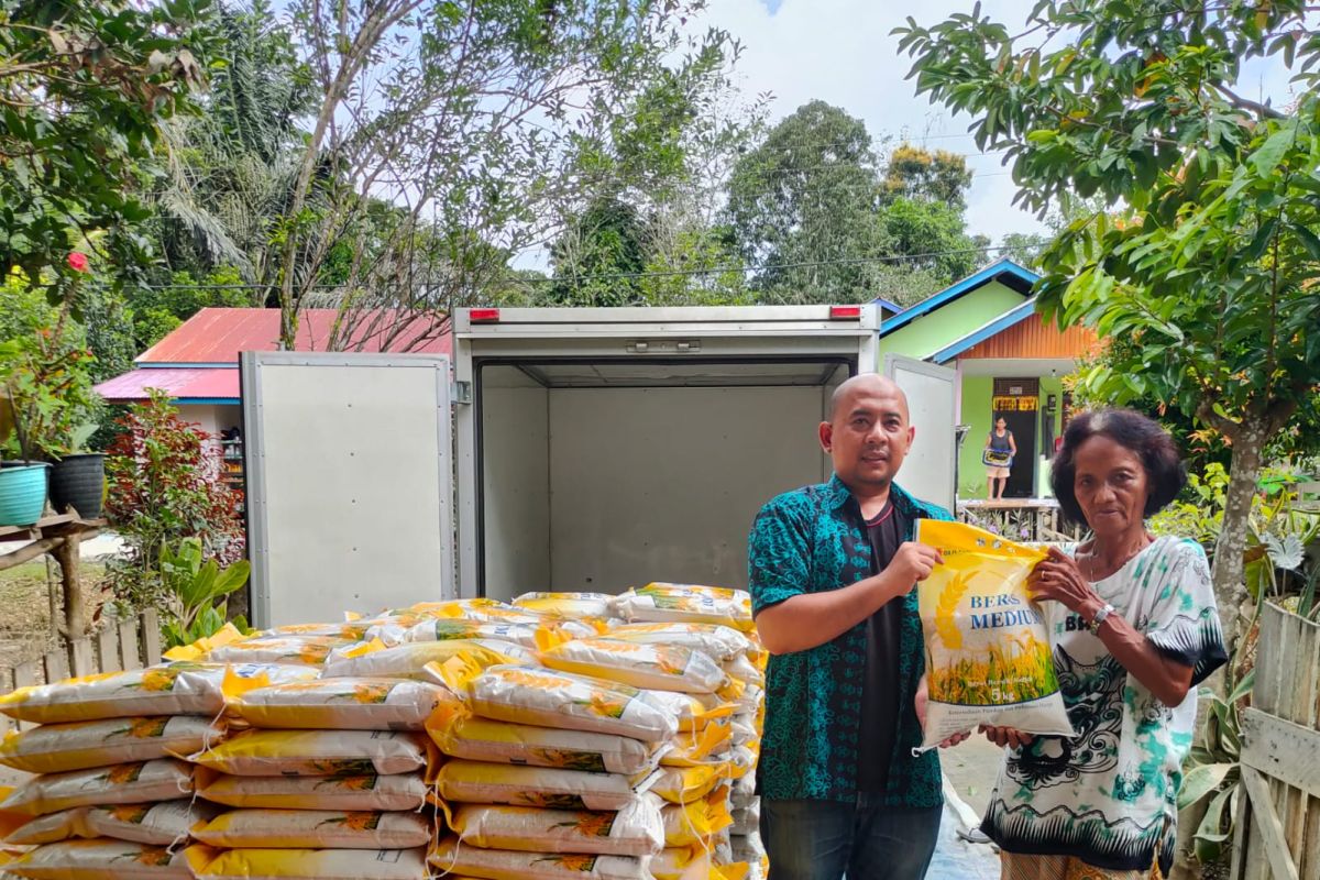 Bulog Putussibau suplai beras ke daerah perbatasan Indonesia-Malaysia