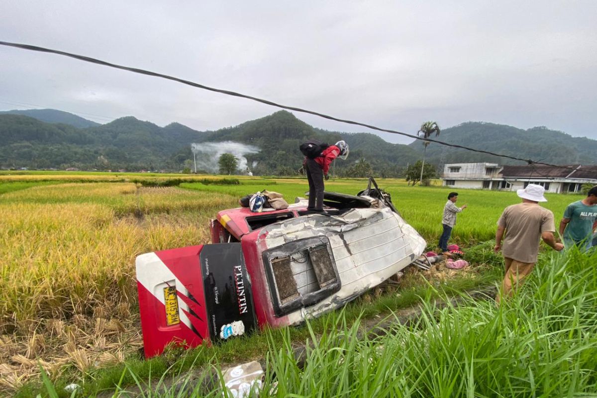 Satu orang tewas dalam kecelakaan minibus terguling di jalan Bukittinggi - Payakumbuh