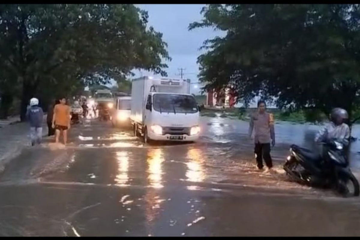 Tiga desa di Sumbawa terendam banjir bandang, puluhan hewan ternak hanyut