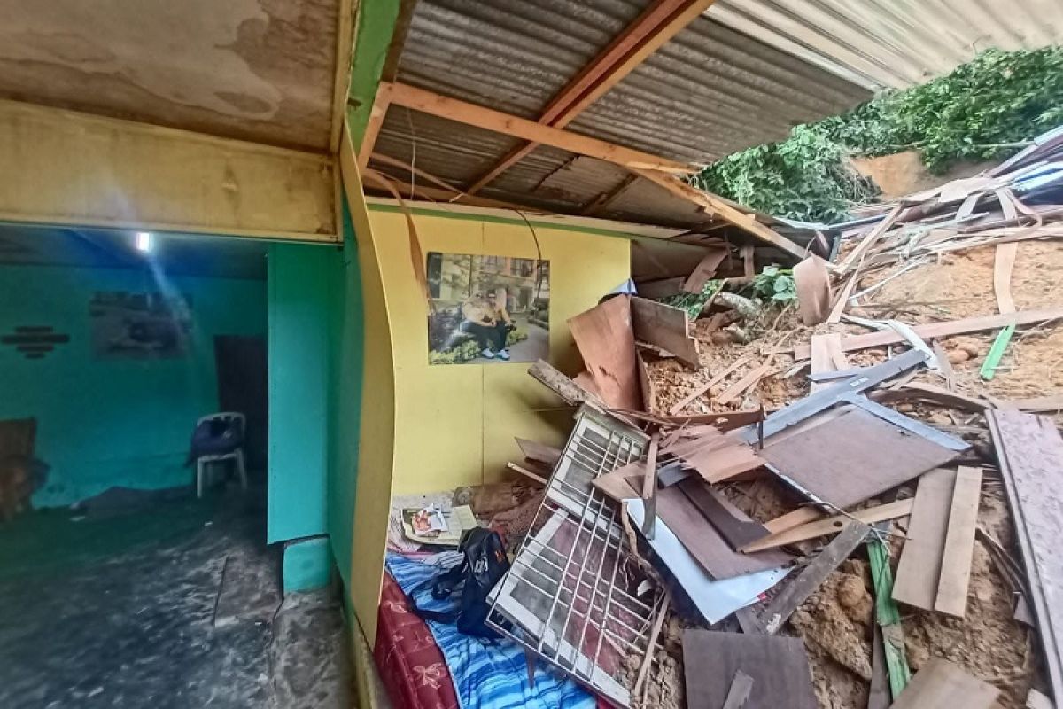 Nenek dan cucu nyaris tertimbun longsor di Aceh Tamiang