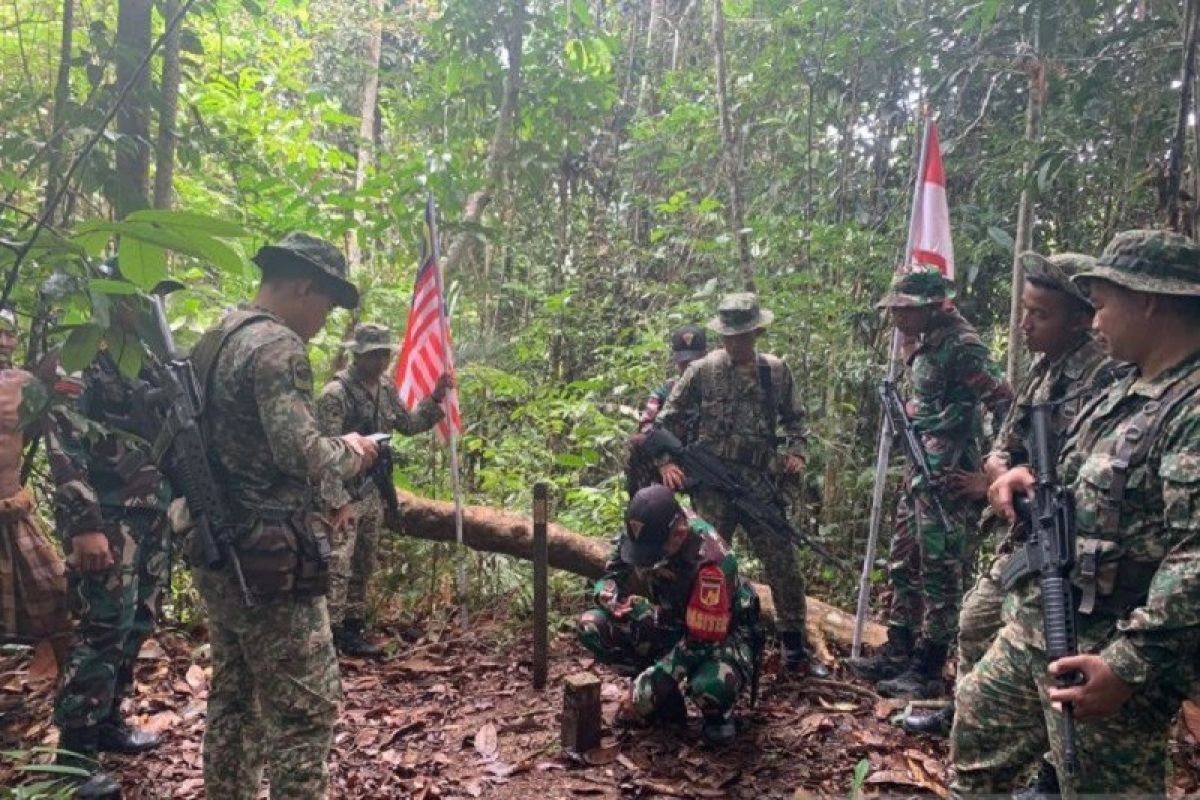 Tentara Nasional Indonesia dan TDM patroli bersama patok batas Negara Indonesia-Malaysia