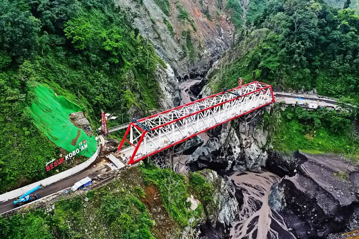 Pembangunan jembatan Gladak Perak hampir rampung