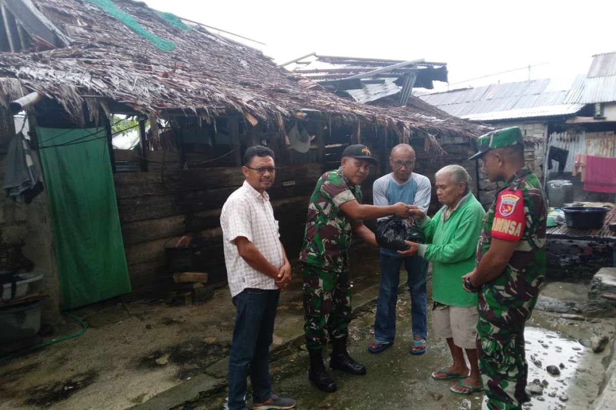 Kodim Saumlaki bantu korban puting beliung di Desa Arui Das