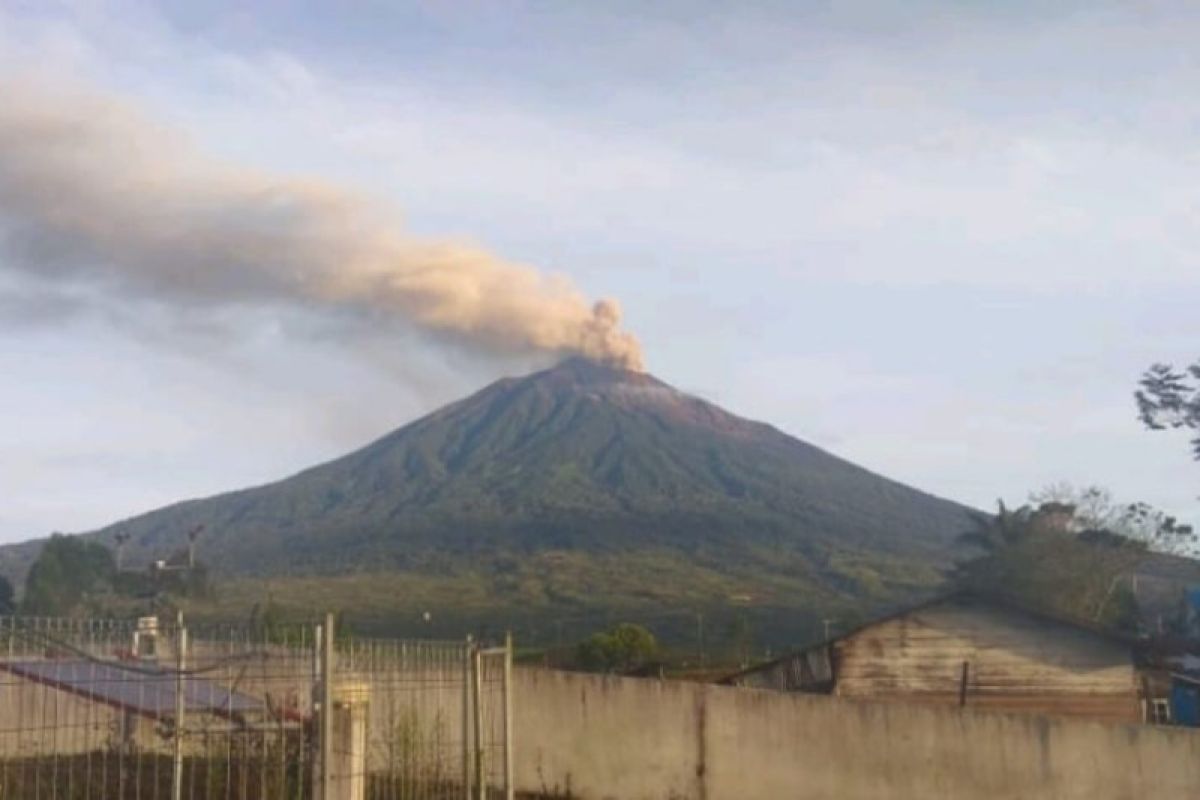 BPBD imbau warga terdampak abu vulkanik erupsi Gunung Kerinci pakai masker