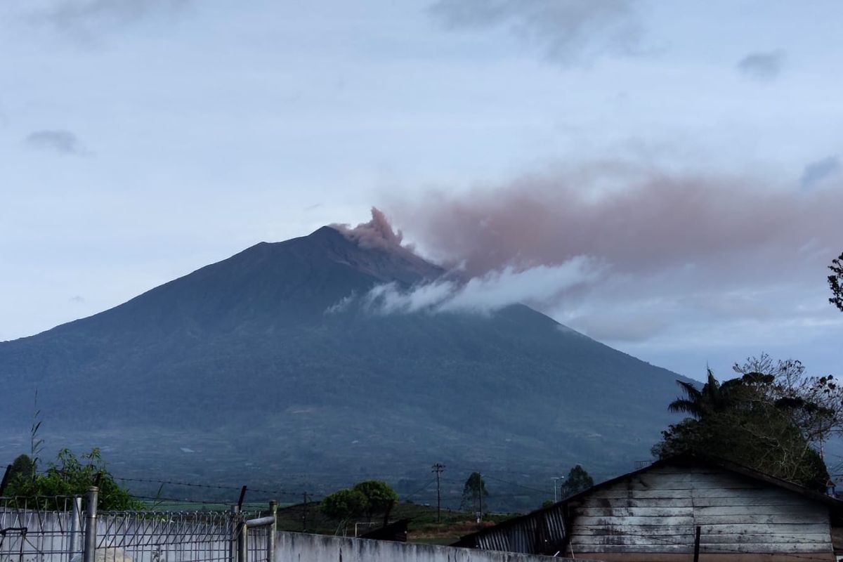 Gunung Kerinci Jambi erupsi hampir dua jam, ketinggian abu vulkanik 200 meter