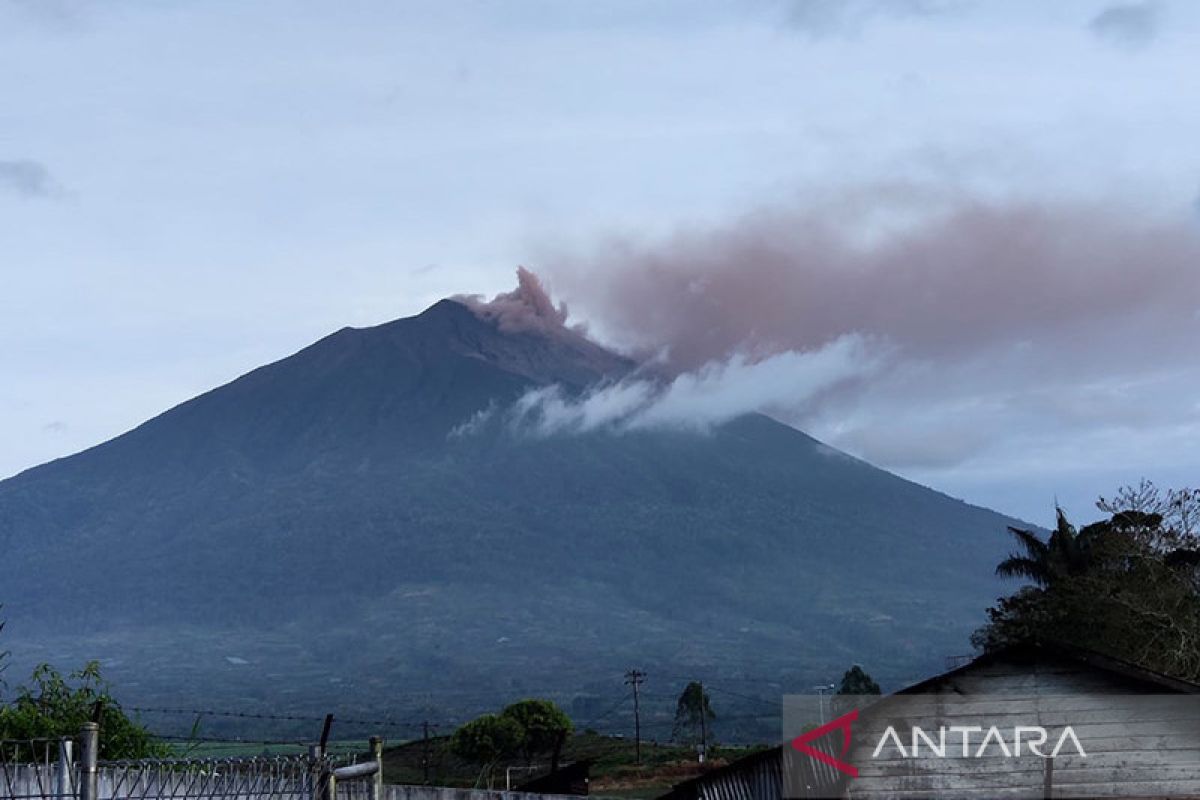 Gunung Kerinci erupsi durasi hingga satu jam lebih
