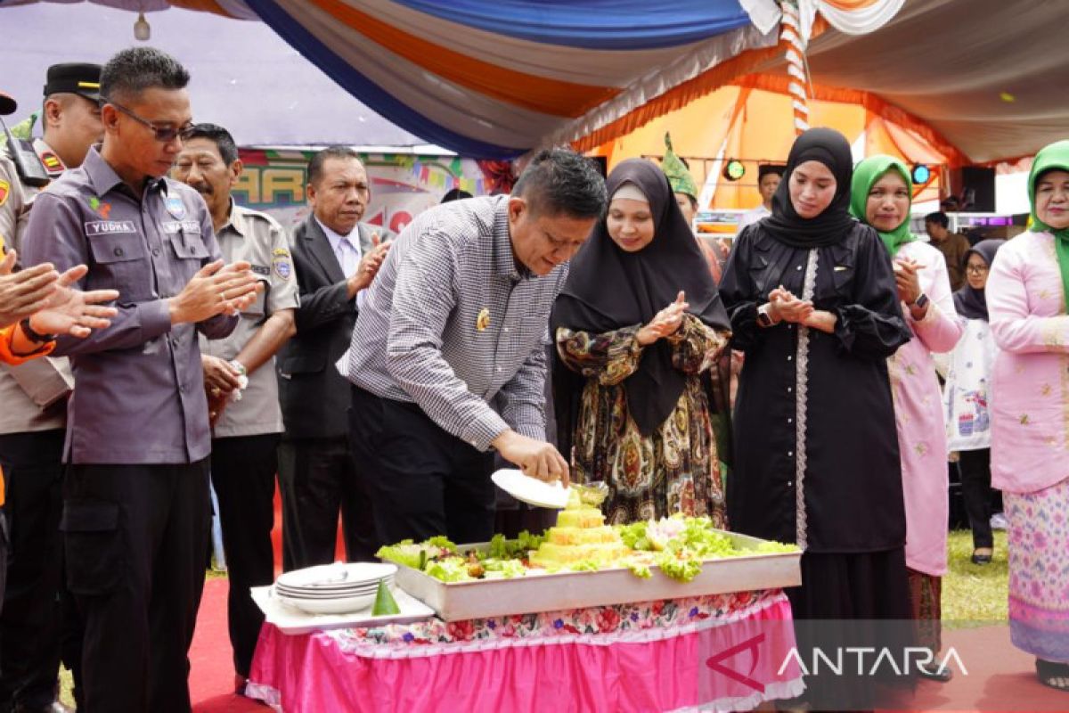 Bupati OKU Timur resmikan bazar UMKM di zona Belitang Jaya