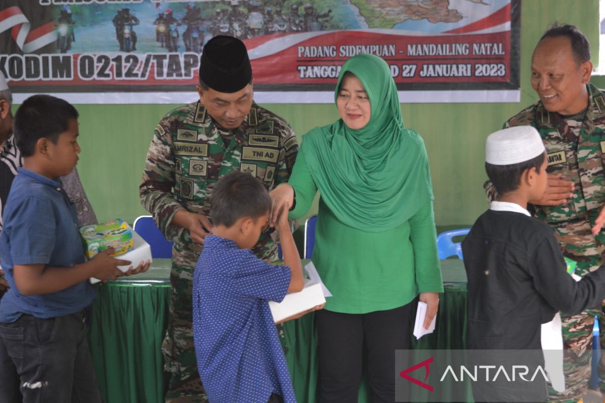 Letkol Amrizal berikan tali asih pada 50 anak yatim