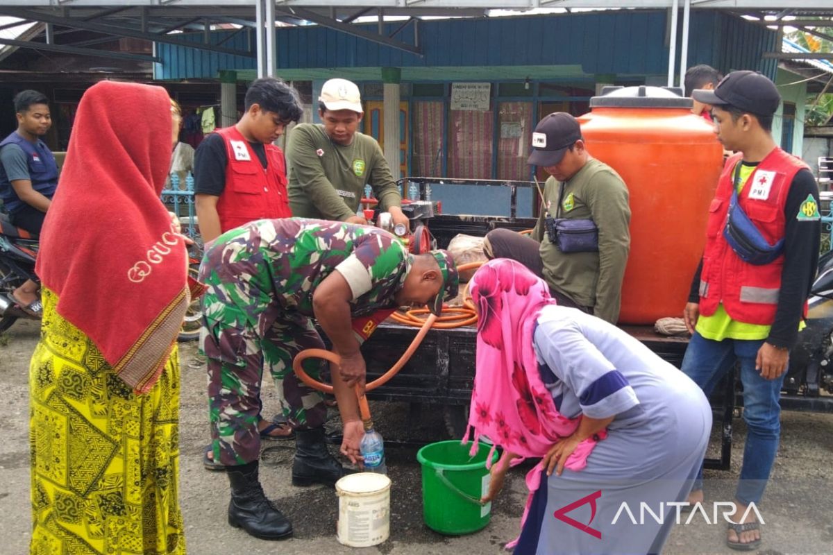 2.000 liter disinfektan disebar cegah penyakit pascabanjir di Tapin