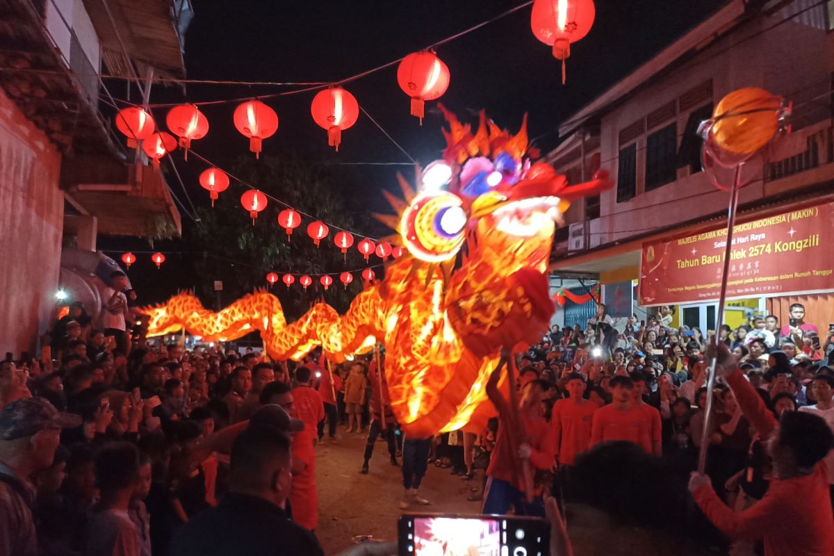 Ribuan mata saksikan atraksi naga saat pawai lampion di Putussibau