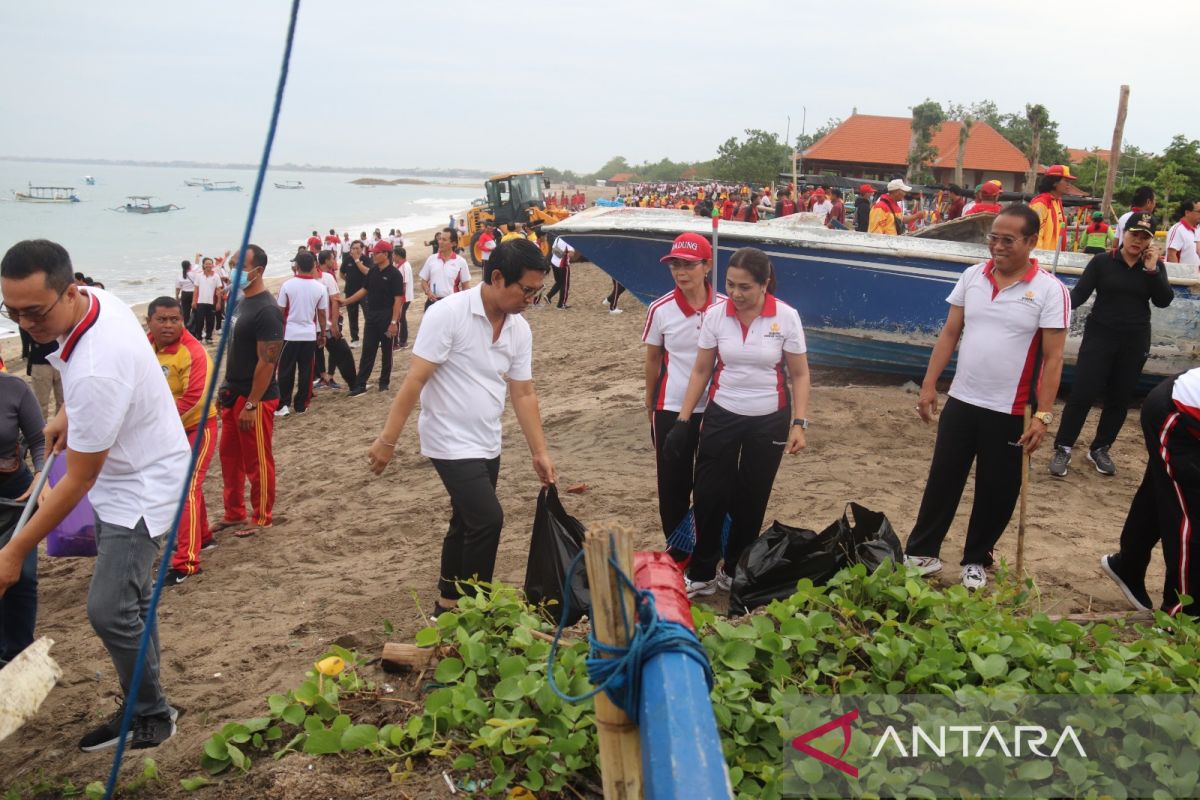 Ribuan anggota Korpri Pemkab Badung kumpulkan 26 ton sampah pantai