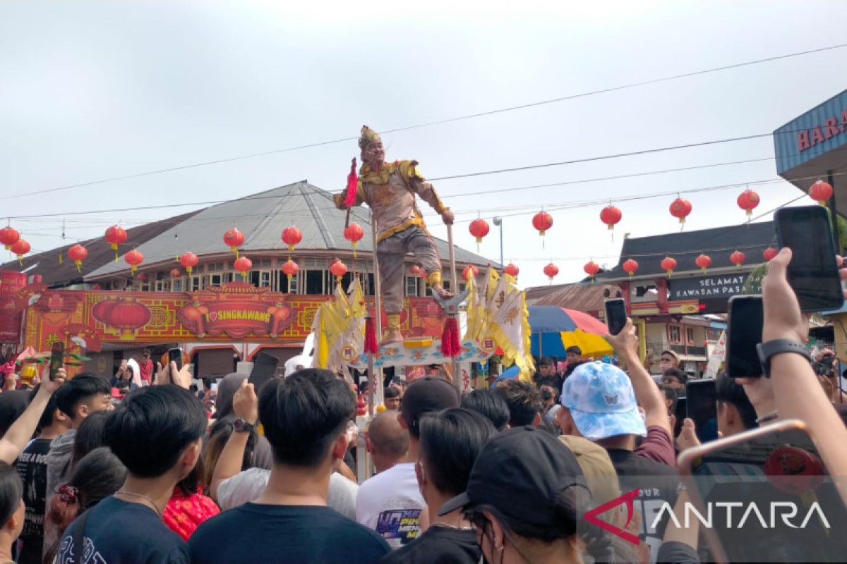 Wisatawan antusias saksikan tatung "cuci jalan" Kota Singkawang