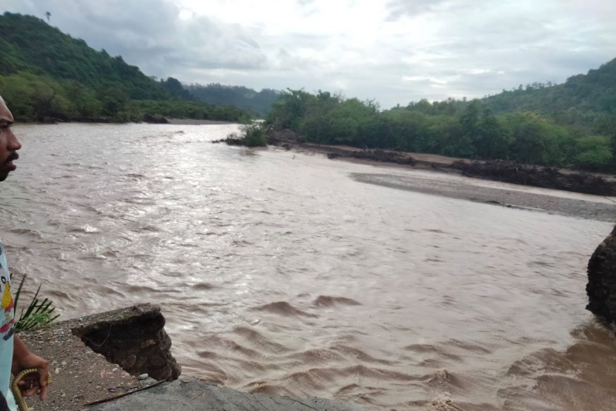 Jembatan Kapsali Kabupaten Kupang putus akibat banjir