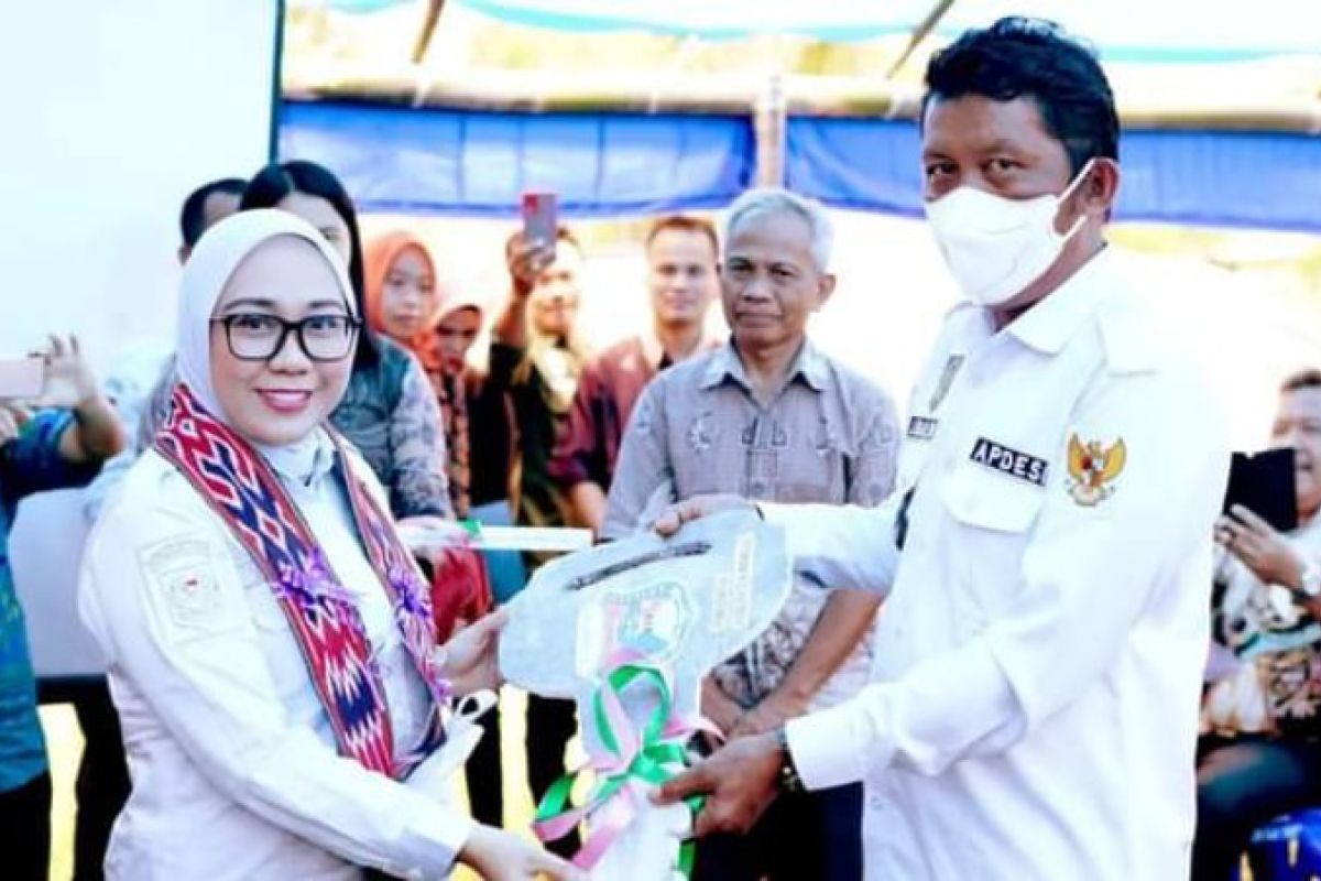 Pemkab Mamuju menyerahkan 11 ambulans ke kecamatan