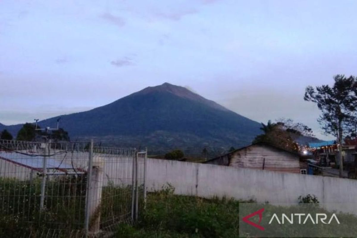 Gunung Kerinci alami erupsi durasi hingga satu jam lebih