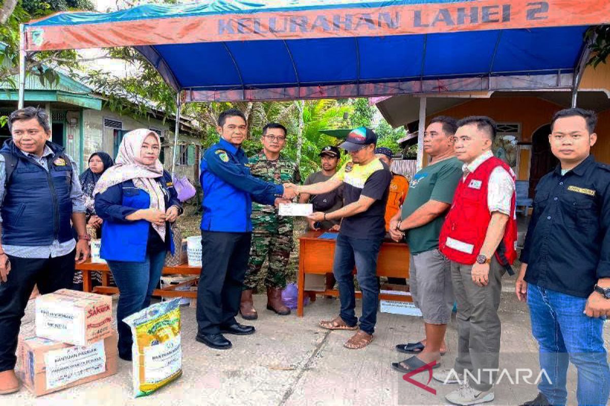 Karang Taruna Barito Utara serahkan bantuan untuk korban kebakaran  Lahei II