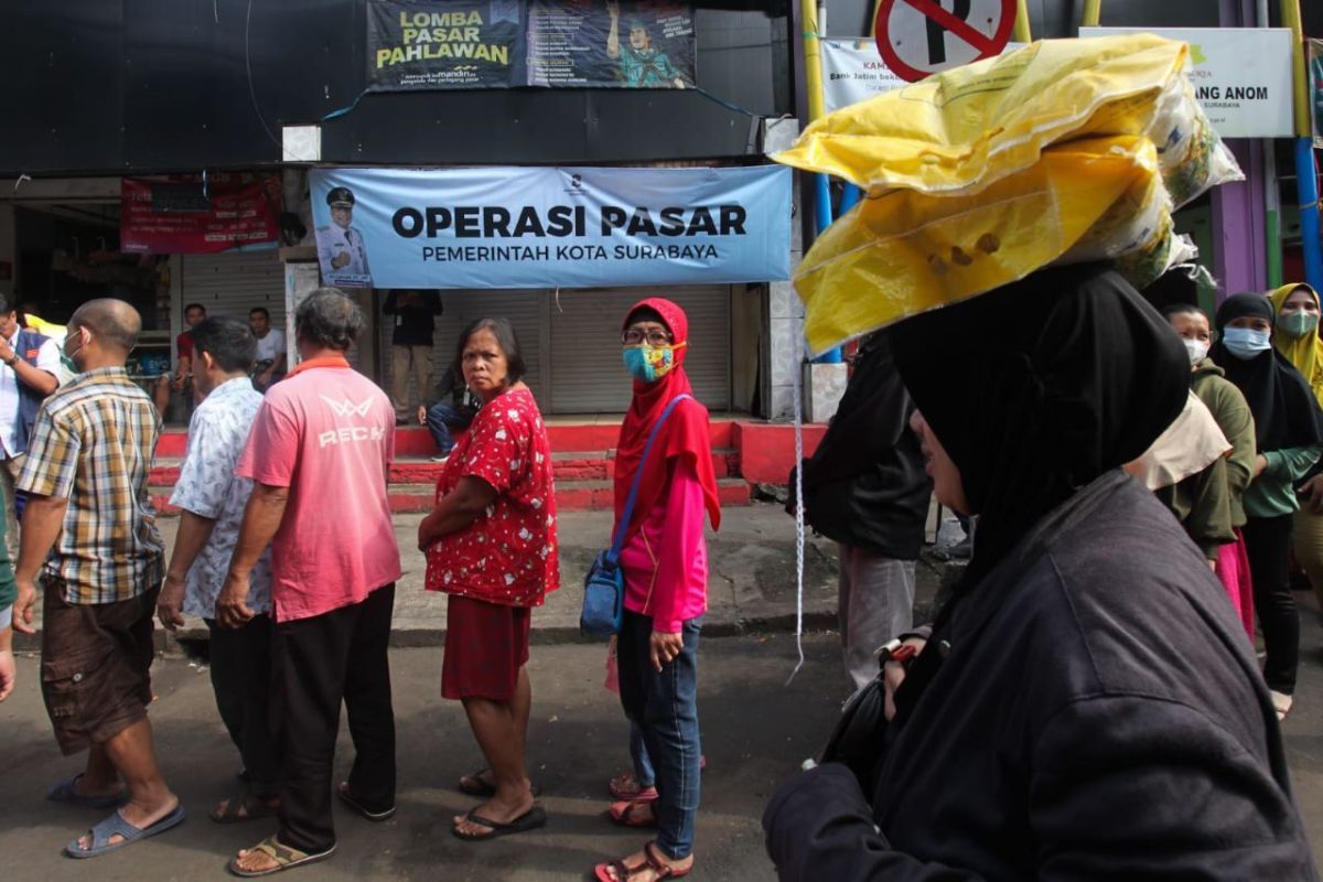 Pemprov Jatim menggelar operasi pasar tekan kenaikan harga beras