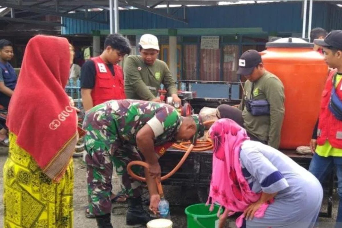 PMI Tapin bagikan 2.000 liter disinfektan cegah penyakit pascabanjir