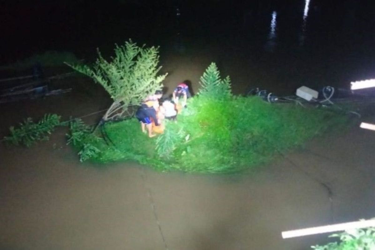 Seorang pria dilapaorkan tewas tersengat listrik di Sungai Tabalong Kalsel
