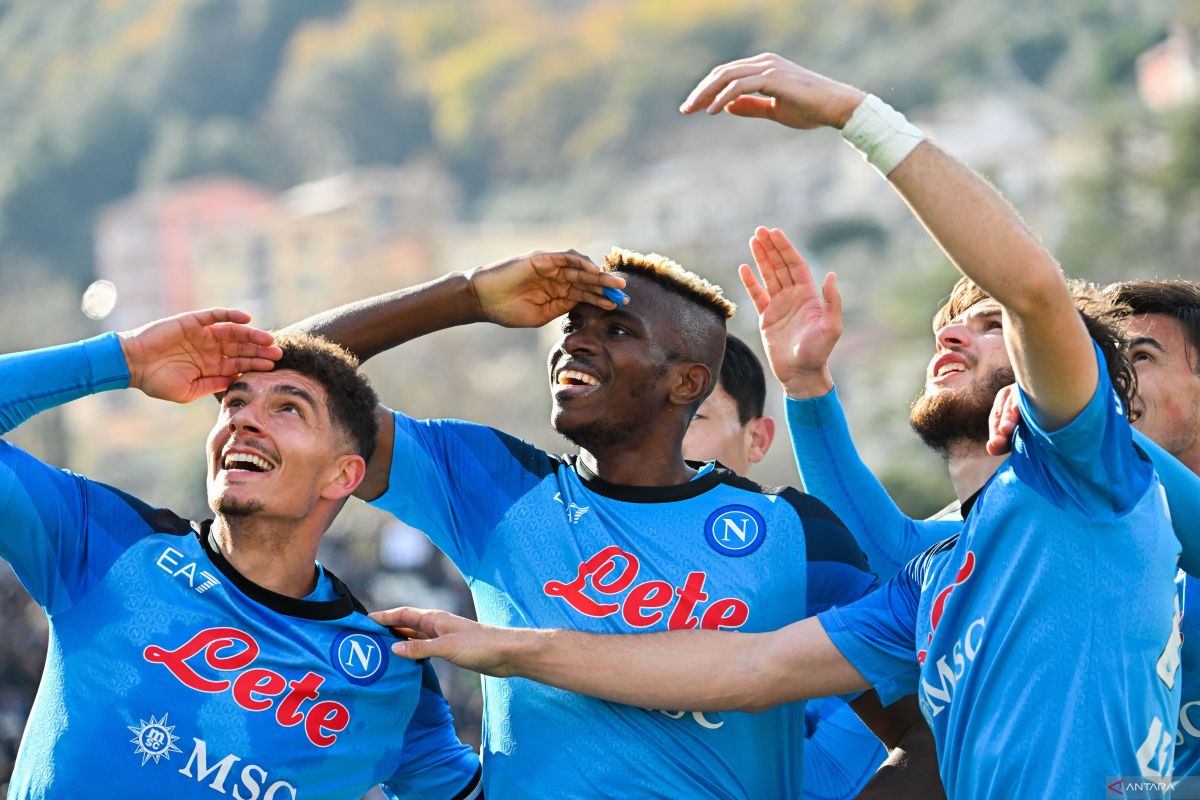 Napoli kokohkan posisi di pucuk klasemen setelah tundukkan Spezia 3-0