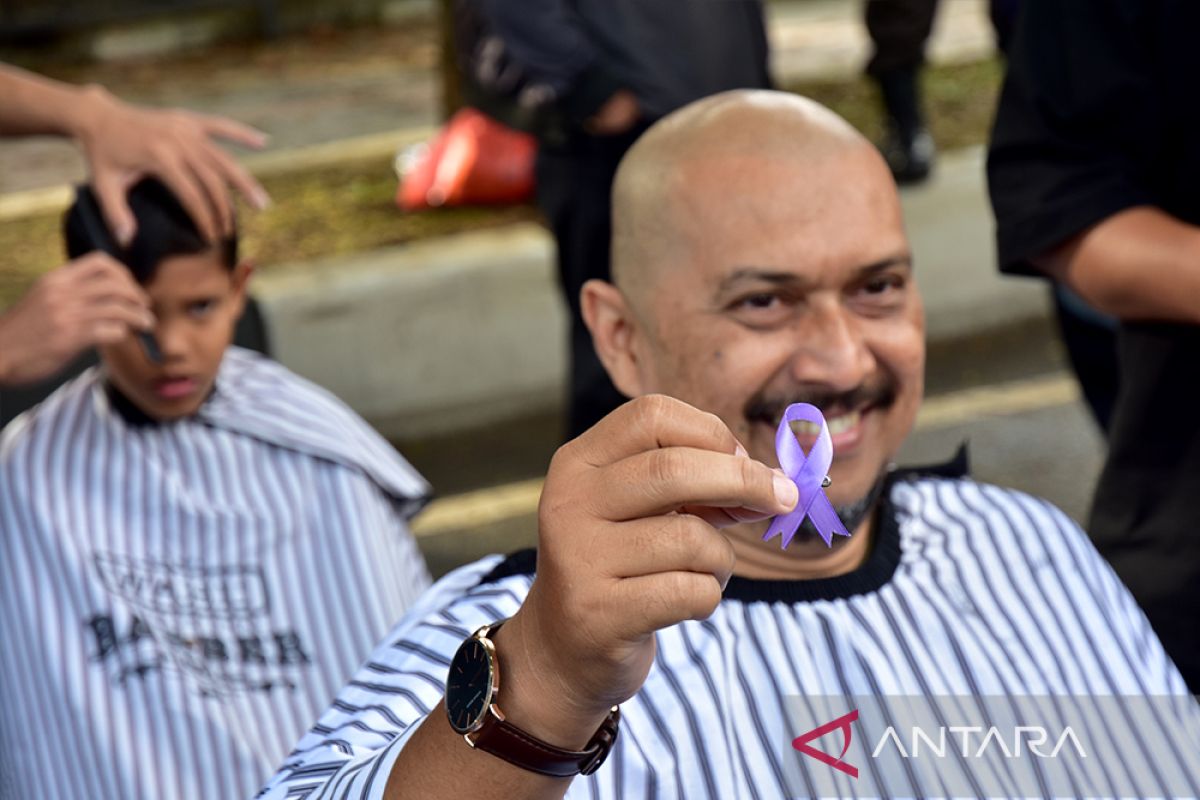 FOTO - Cukur Gundul untuk Peringati Hari Kanker Sedunia