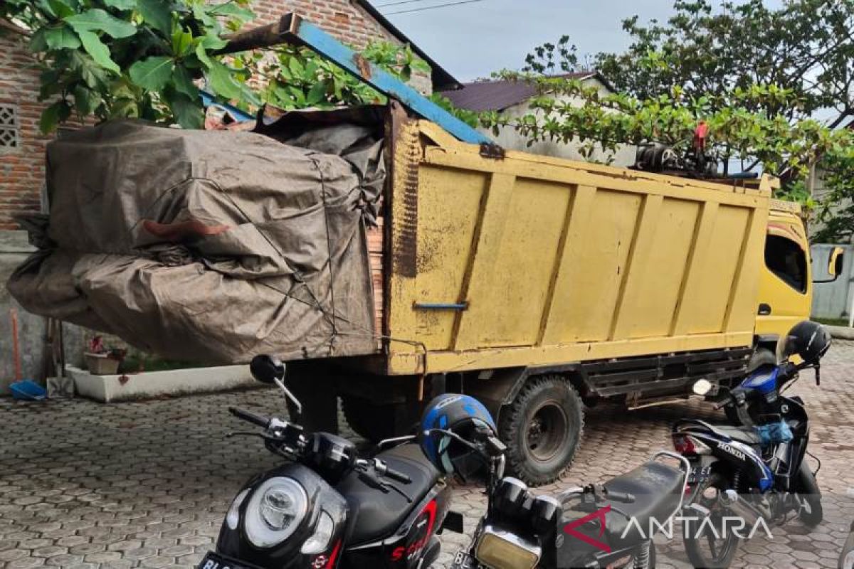 Satu truk pengangkut kayu diamankan di Kantor KPH Wilayah IV Aceh Barat