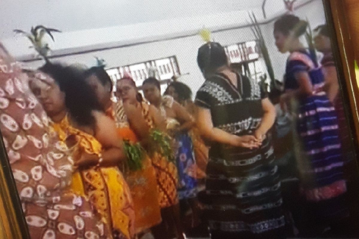 Jemaat GKI Biak gunakan pakaian adat saat perayaan HUT PI