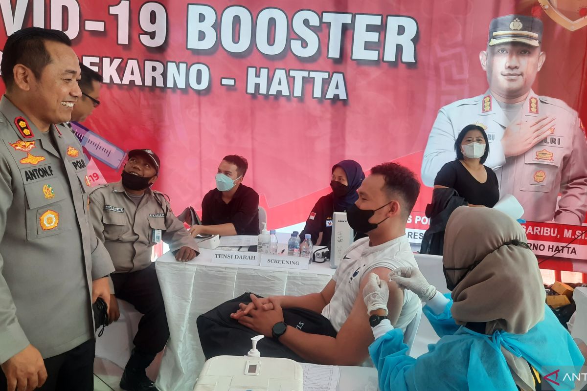 Polisi menggelar vaksinasi penguat kedua di Bandara Soekarno-Hatta