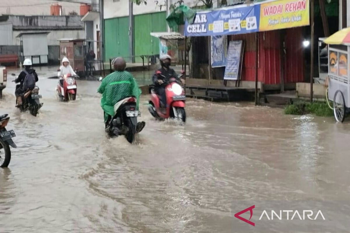 Waspada 9 daerah di Kaltim diprakirakan hujan lebat dan petir pada Senin-Selasa