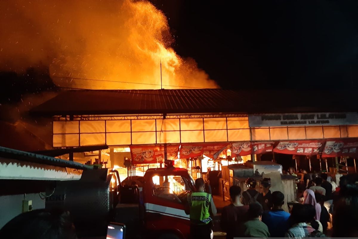 Kebakaran di pasar Lelateng di Jembrana-Bali hanguskan puluhan kios, kerugian mencapai miliaran rupiah