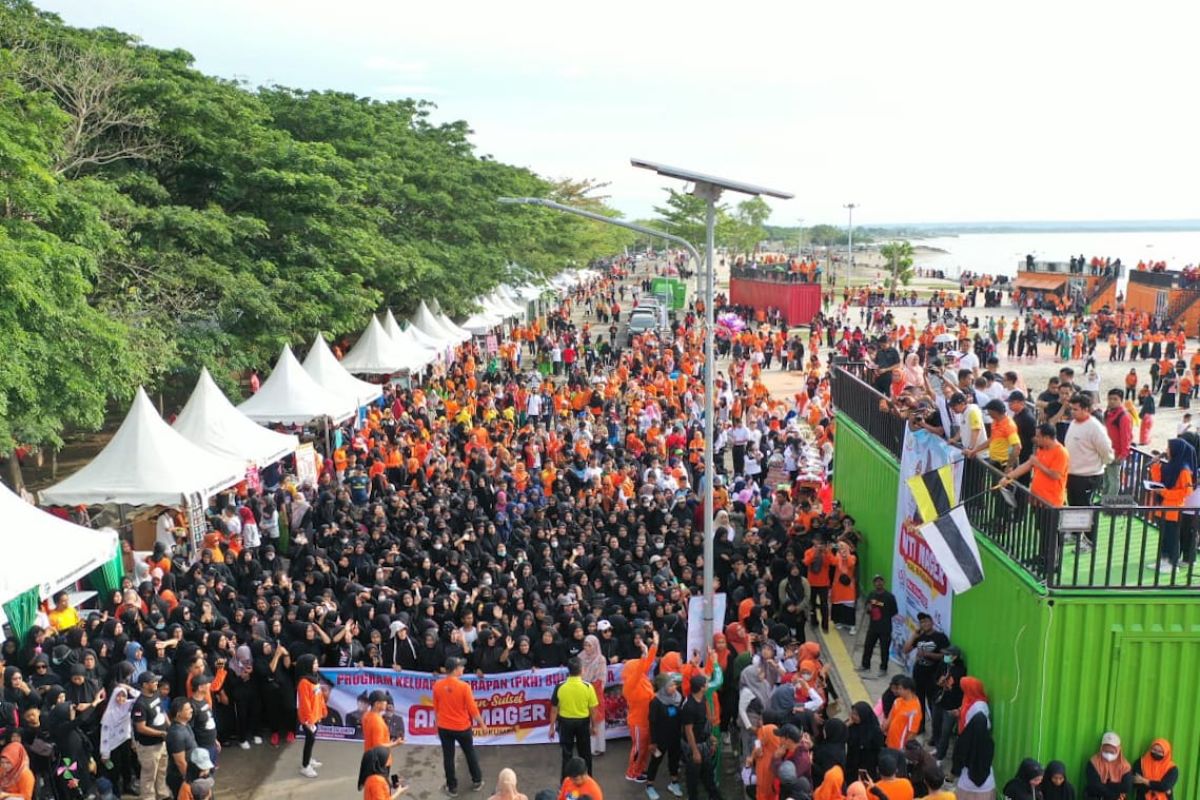 Gubernur Sulsel lepas 12 ribu peserta jalan sehat Sulsel Anti Mager di Bulukumba