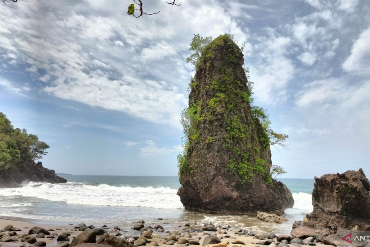 Keindahan Pantai Batu Tihang dengan batu karang menjulang tinggi