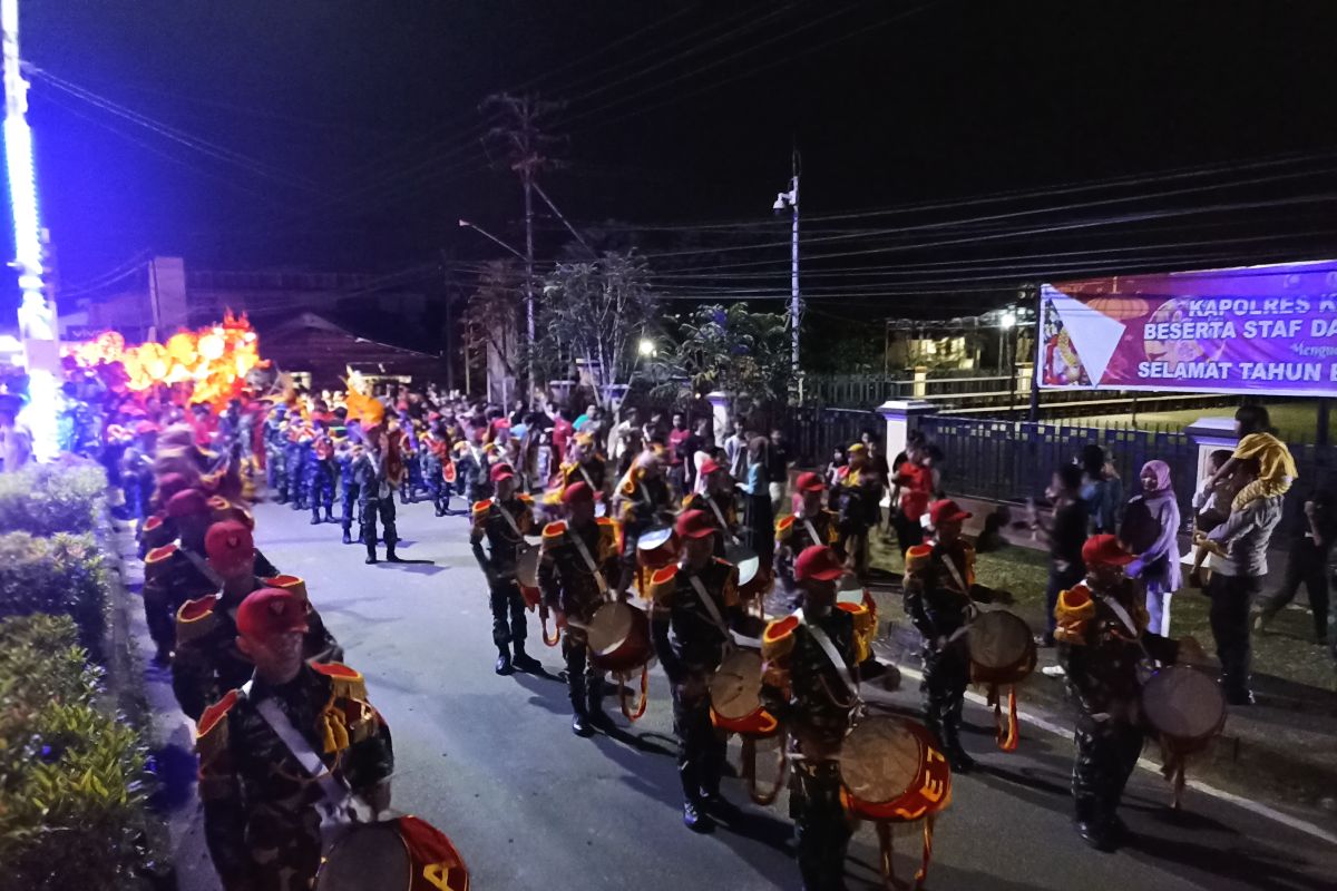 Prajurit TNI pertontonkan atraksi drumband iringi arak-arakan naga di Putussibau