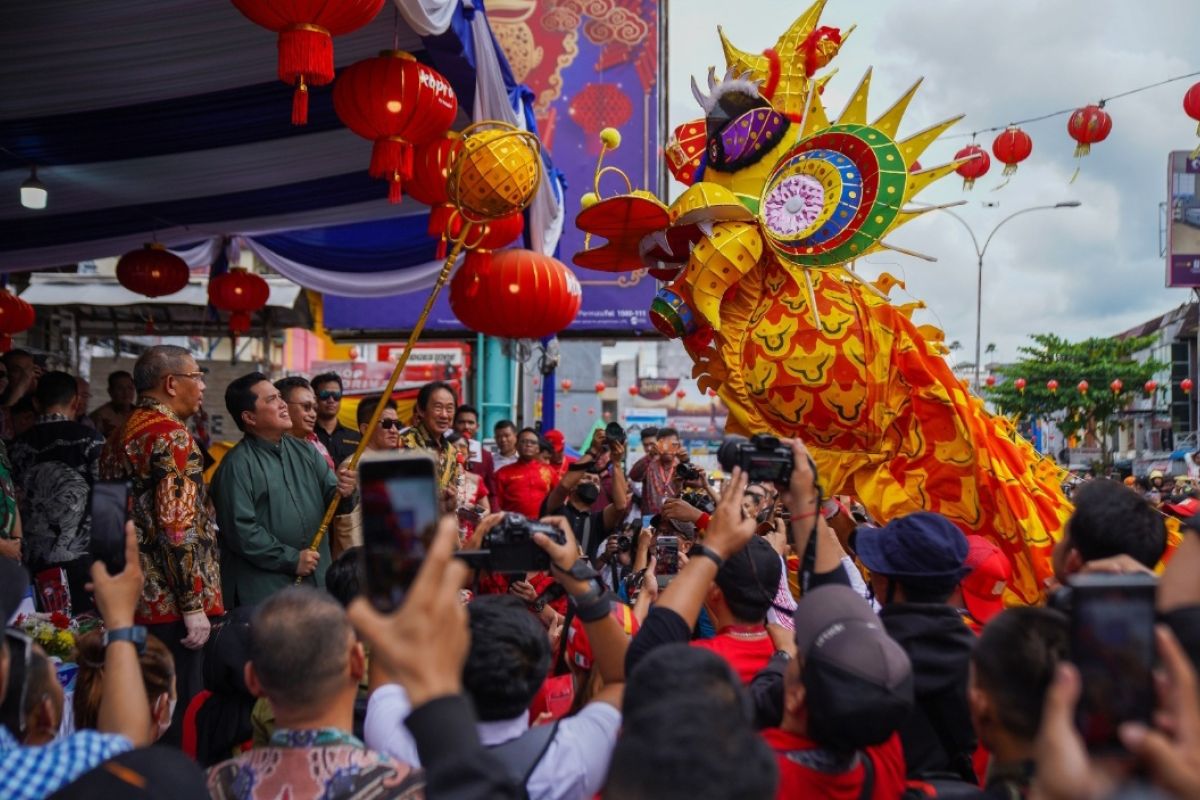 Erick Thohir memainkan mustika naga pada acara Karnaval Naga dan Barongsai CGM di Kota Pontianak