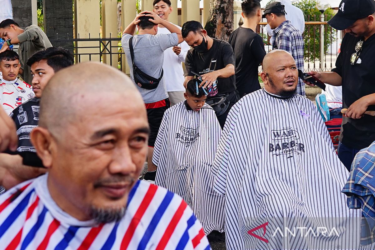 Sejumlah warga Aceh ikut aksi cukur botak dukung pejuang kanker